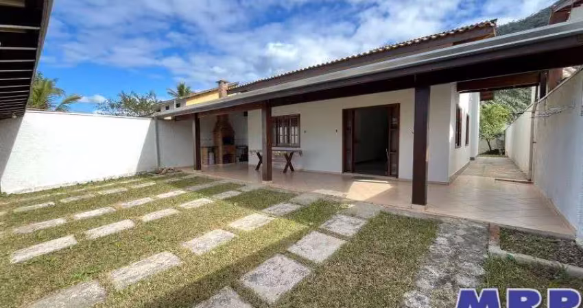 Casa à venda em ubatuba, praia da lagoinha, com 3 suítes, a poucos passos da praia.