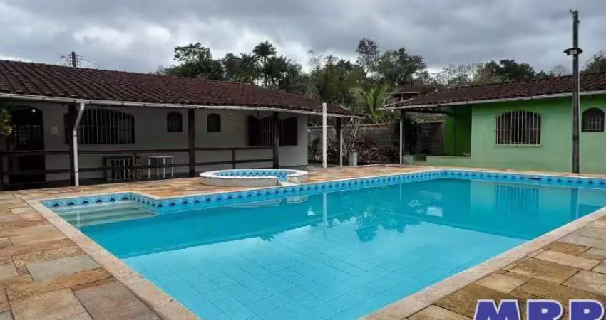 Casa em ubatuba com piscina e 3 dormitórios sendo 1 suíte próximo a praia da maranduba!