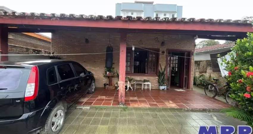 Casa bem localizada em ubatuba no bairro estufa i. há 5 minutos da praia grande e centro da cidade.