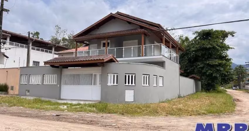 Casa à venda em ubatuba, com 3 suítes, aceita financiamento bancário. praia da maranduba