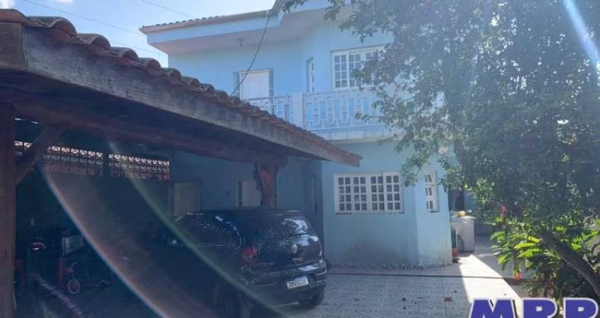 Casas à venda em Ubatuba, a 600 metros da Praia do Sapê! Duas casas com 2 dormitórios.