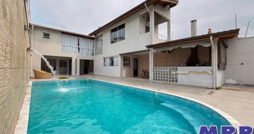 Casa com piscina à venda em Ubatuba, bairro Jardim Beira Rio. 4 dormitórios.