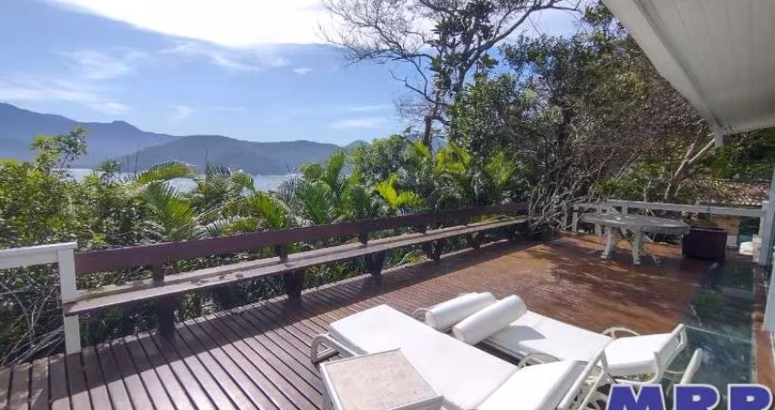 Casa com vista mar á venda na Praia Vermelha do Sul em Ubatuba. Condomínio fechado. 4 suítes.
