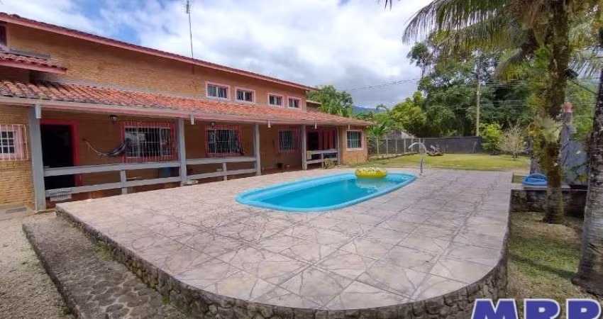 Casa em Ubatuba, na praia do Sapê. Casa com piscina. Tem escritura.