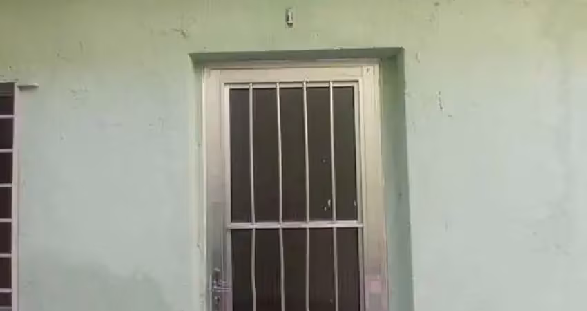Casa térrea não independente, porém água e luz individual