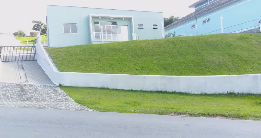 VENDE-SE OU ALUGA-SE – CASA DE ALTO PADRÃO EM CONDOMÍNIO FECHADO – SÃO JOSÉ DOS CAMPOS