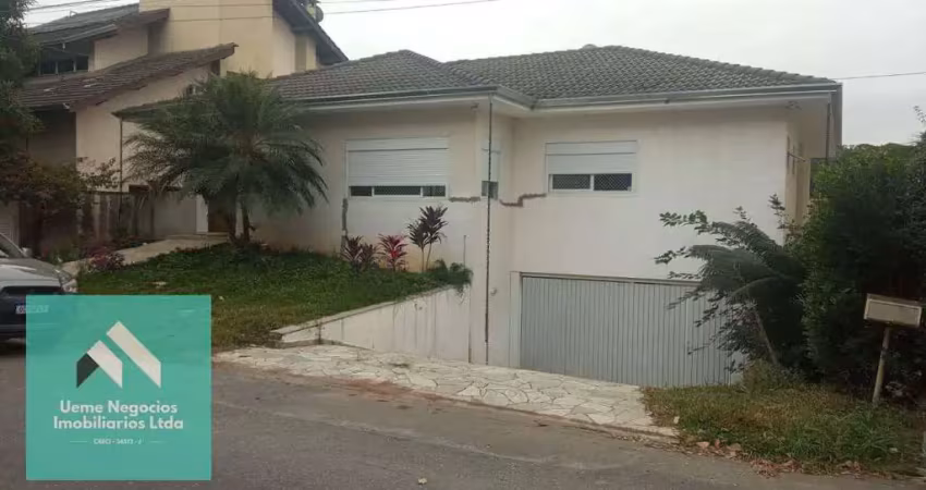 Vende-se Casa de Alto Padrão em Condominio, 3 Dormitórios, com Suíte, 6 Vagas de Garagem, por R$ 2.500.000,00 - Aruã, Mogi das Cruzes