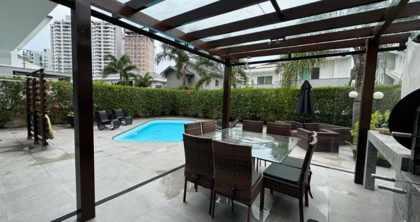 Casa de Condomínio com 3 suítes na Praia Brava em Itajaí