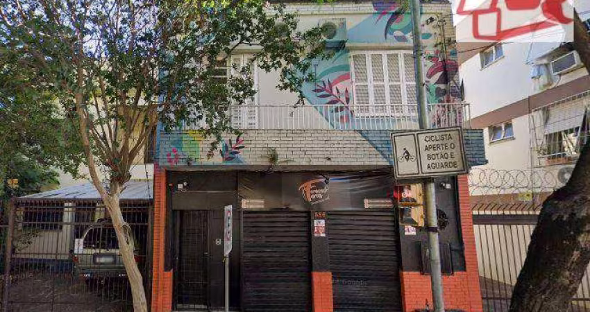 No bairro Bom Fim, prédio de 2 andares com pátio