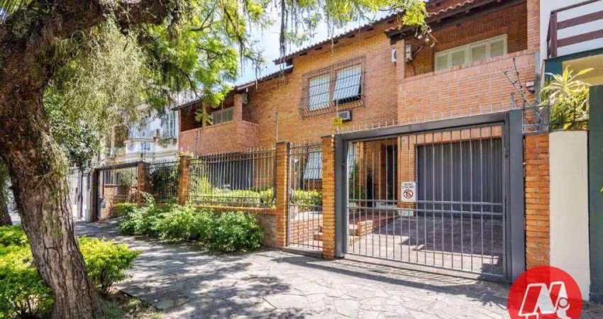 No bairro rio branco, casa de 337 m², semimobiliáda, 4 dormitórios, 3 vagas, jardim com piscina.