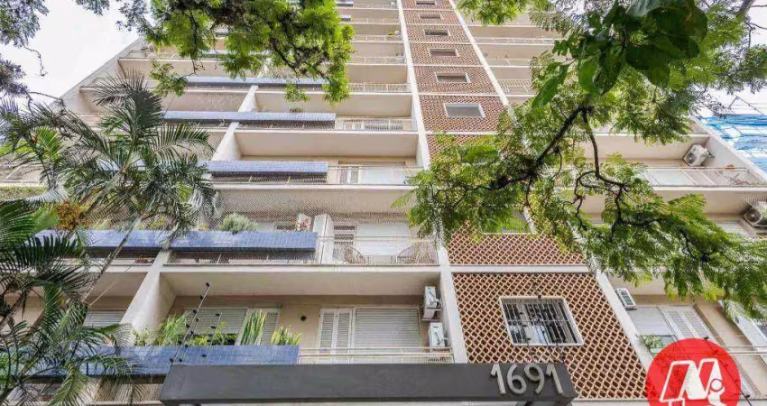 Na ramiro barcelos,102,73 m² privativos, 3 dormitórios  e sacada.