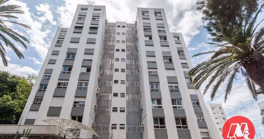 Na praça nações unidas no bairro petrópolis, 2 dormitórios com vaga.