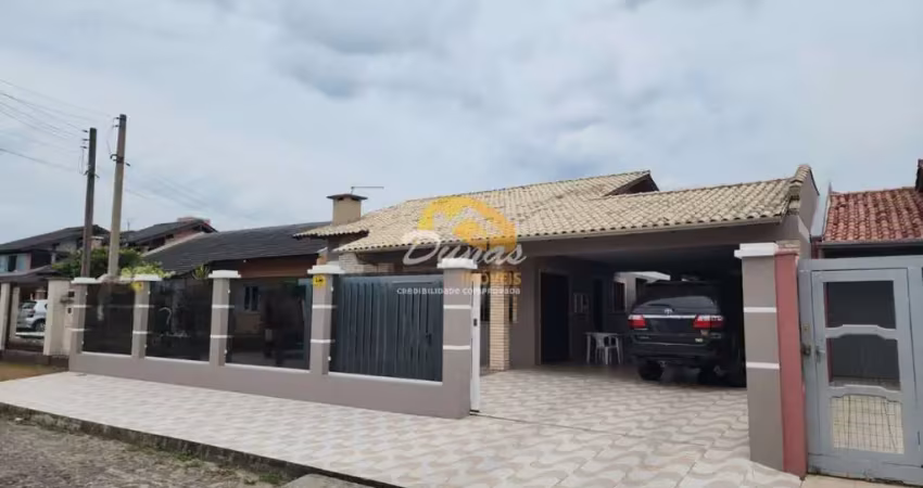 AMPLA RESIDÊNCIA APENAS UMA QUADRA DO MAR EM NOVA TRAMANDAÍ