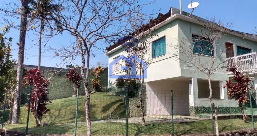 Ótima casa à venda no bairro massaguaçu em caraguatatuba. bairro tranquilo, em meio a natureza  à 5