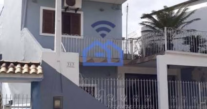 Sobrado à venda no bairro do Tinga com 2 dormitórios, sala, cozinha, banheiro, área de serviço e qu