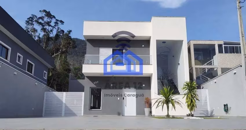 Sobrado à venda no Massaguaçu - 3 suítes, sala com dois ambientes, cozinha e piscina - Caraguatatub