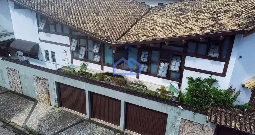 Sobrado de alto-padrão à venda no bairro Jardim Primavera em Caraguatatuba, SP - Imóvel exclusivo a