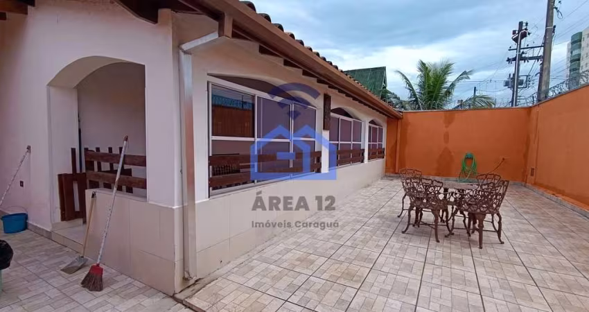 Casa de esquina com edícula à venda no bairro Indaiá em Caraguatatuba, SP com 02 dormitórios na cas