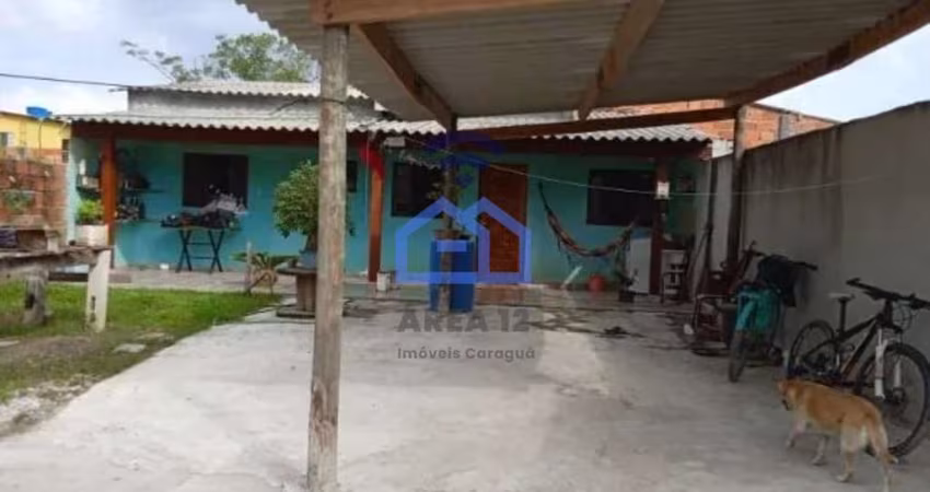 Casa com quintal espaçoso à venda no bairro do Golfinho em Caraguatatuba, SP - Ótima oportunidade!