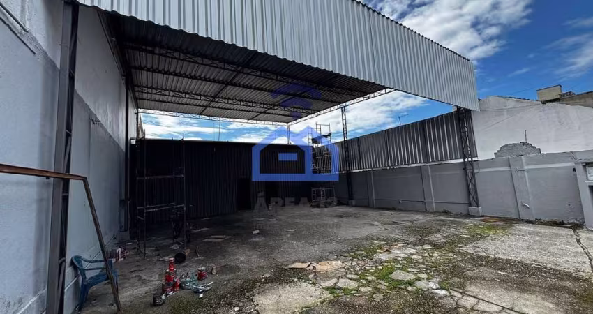 Galpão comercial para locação no Centro de Caraguatatuba, SP - com 280m² de área total!