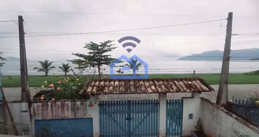 Casa ampla com edícula frente mar à venda no bairro do Porto Novo em Caraguatatuba, SP - A oportuni