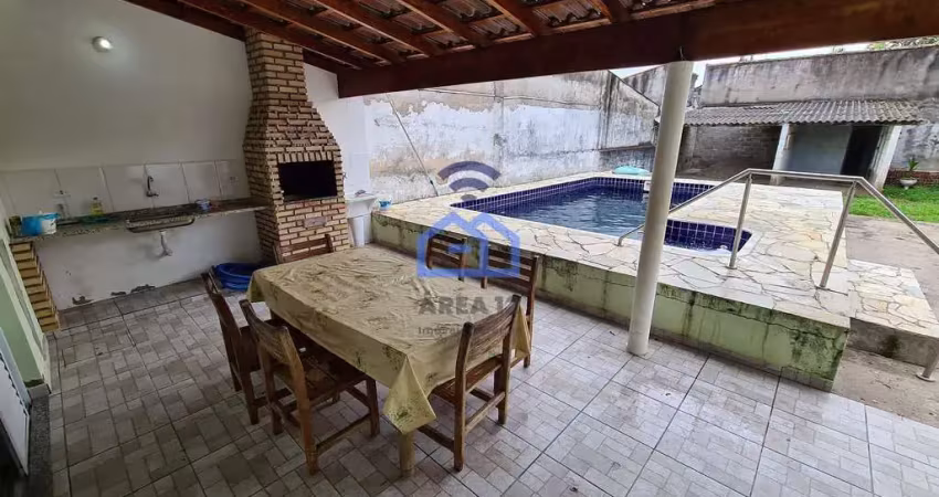 Casa com amplos dormitórios e piscina à venda no bairro do Porto Novo em Caraguatatuba, SP - Seu re