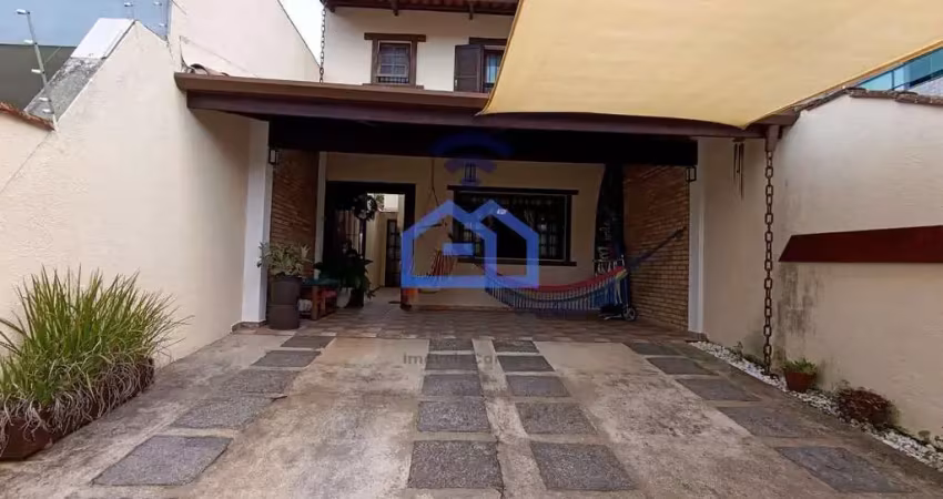 Sobrado à venda no bairro Jardim Primavera em Caraguatatuba, SP com 03 dormitórios sendo 01 suíte,