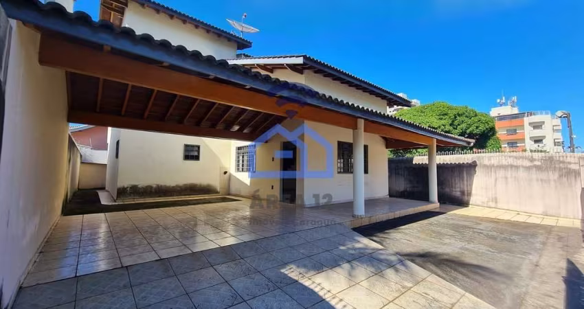 Excelente sobrado localizado na quadra da praia, com vista para o mar, à venda no bairro do Indaiá,