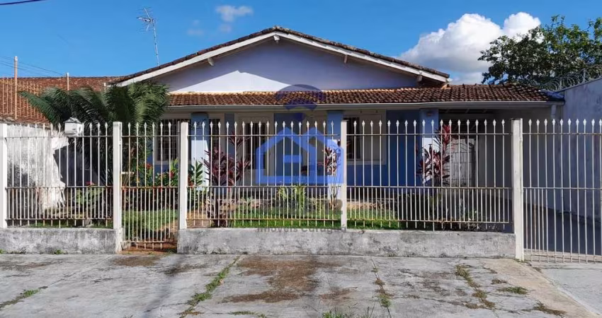 Casa à venda no bairro do Indaiá em Caraguatatuba, SP com 02 dormitórios na casa principal e 02 suí