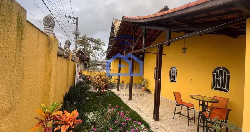 Casa de 3 dormitórios à venda no bairro da Praia das Palmeiras em Caraguatatuba, SP - Com churrasqu