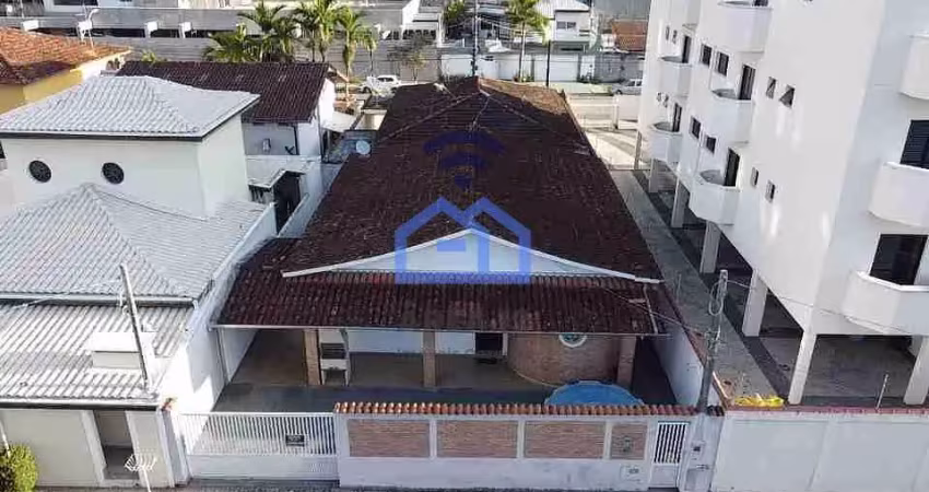 Casa à venda a uma quadra da praia no bairro do indaiá em caraguatatuba, sp