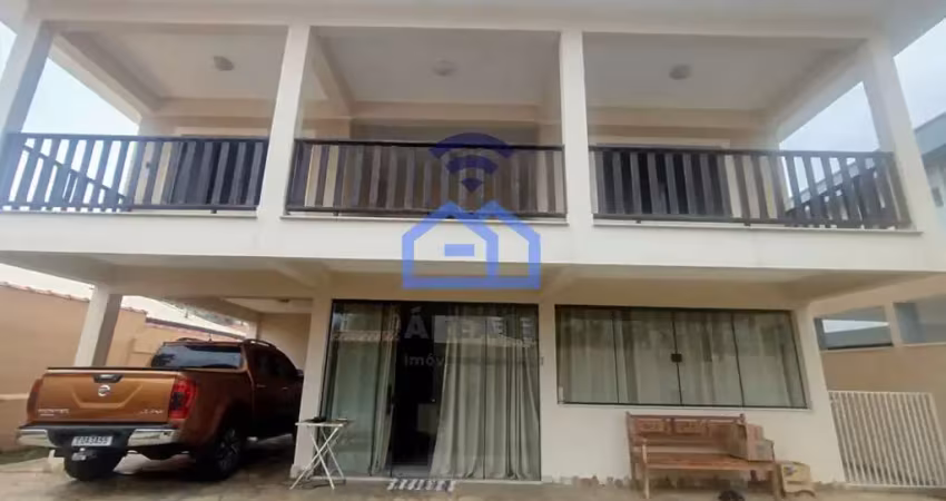 Sobrado à venda no bairro indaiá em caraguatatuba, sp com 4 dormitórios sendo 1 suíte, área gourmet