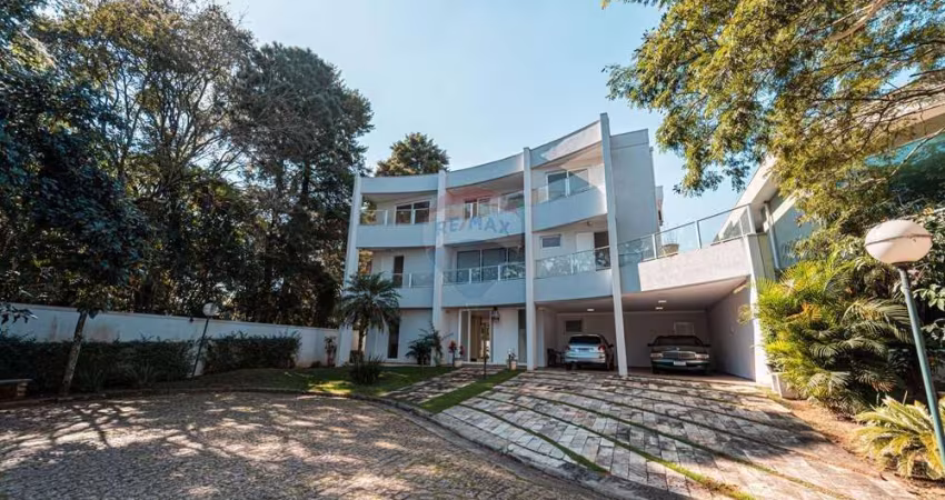 Casa em Condomínio, com 4 suítes no melhor da Chácara Monte Alegre.