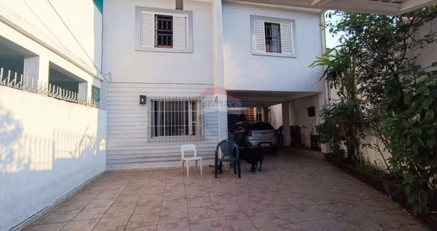 Sobrado à venda com 3 dorm, 2 suítes, 4 vagas - Vila Castelo/SP.