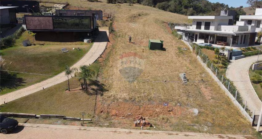 Incrível terreno de 1000 metros com acesso e vista para a represa, em um dos melhores empreendimentos da região.