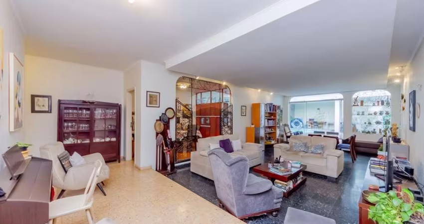 Conheça Seu Novo Oásis Particular: Casa com 491m² de Terreno, Piscina e Churrasqueira