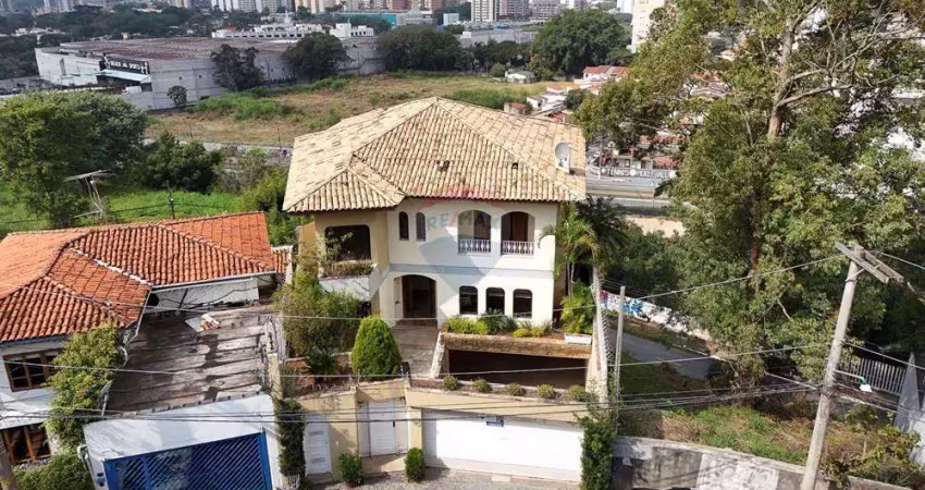 Sobrado 4 dorms, 6 vagas, 5 salas, lareira e salão de festa, piscina e churrasqueira