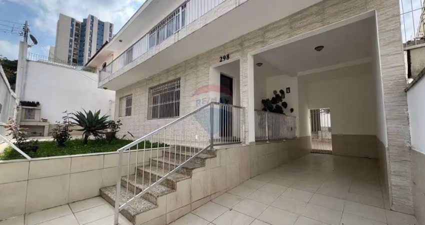 Locação casa espaçosa com quintal e vaga para 4 carros no jardim rizzo