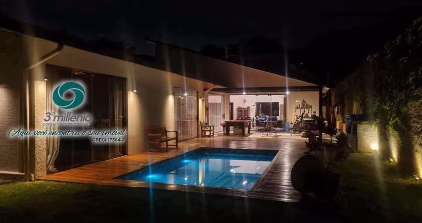 Casa nova térrea, no Miolo da Granja Viana, 3 suítes, piscina