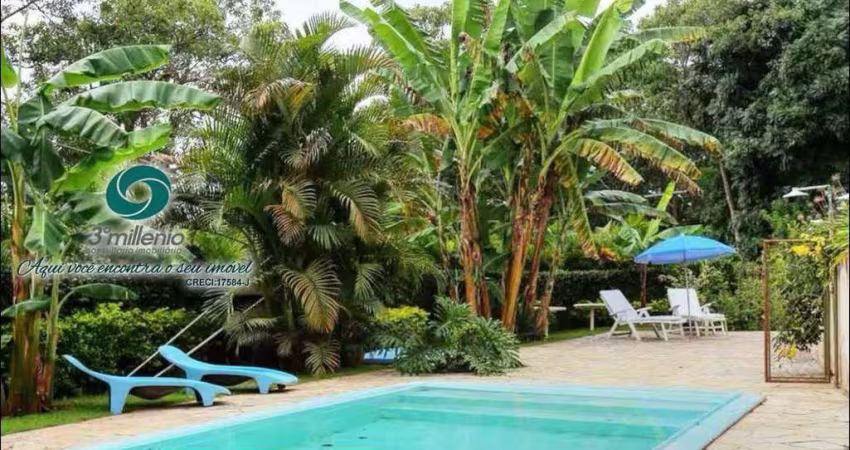 Casa térrea charmosa em Cond. Embu das Artes -5 dorms c/piscina