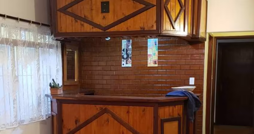Sobrado no Jardim Santa Helena com 179m². São 3 dormitórios,  2 banheiros e 3 vagas.