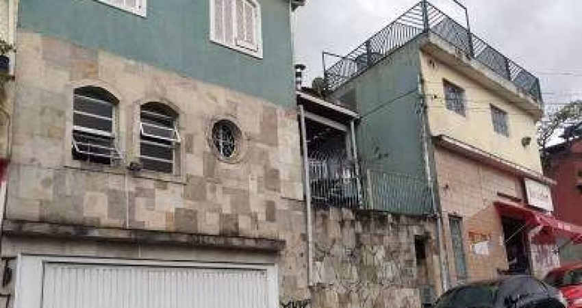 Casa com dois andares, 3 quartos, 2 vagas, 2 banheiros, sala, lavanderia e enorme cozinha.