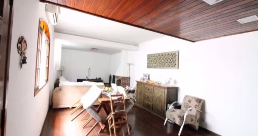 Casa à venda com 156m², 3 quartos e 3 vagas