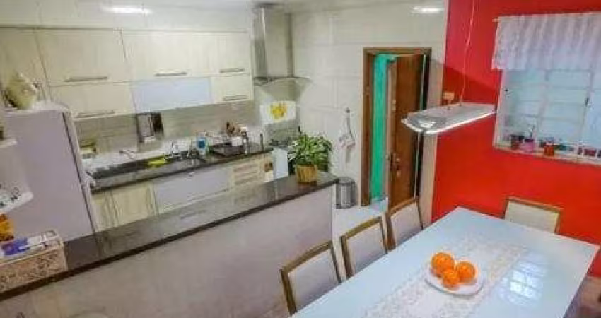 Sobrado com 2 Quartos e 2 vagas  à Venda, 170 m²