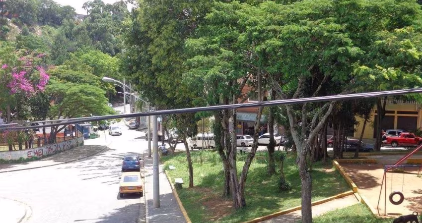 Sobrado a venda com 3 dorms (1 suíte) e com 2 vagas de garagem