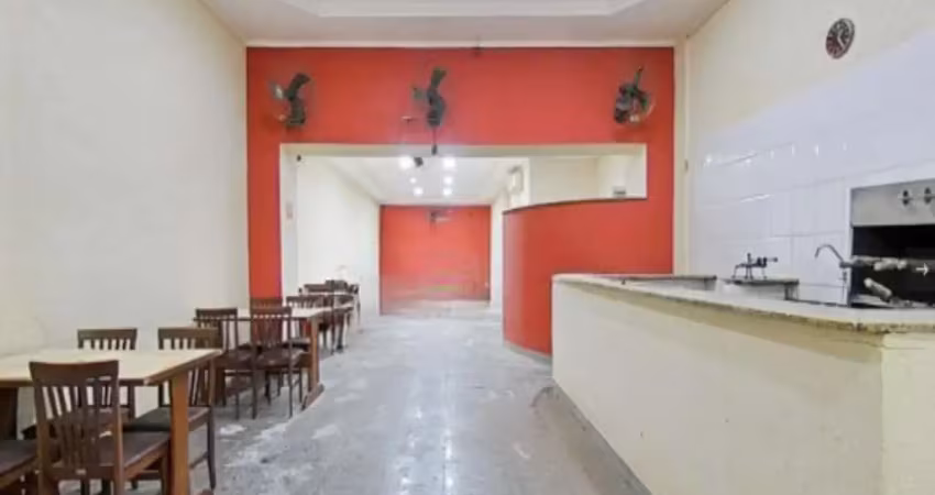 Prédio comercial com 620m² distribuídos em salão principal com 2 ambientes, 12 banheiros sendo 1 com acessibilidade, 5 salas, copa, cozinha industrial