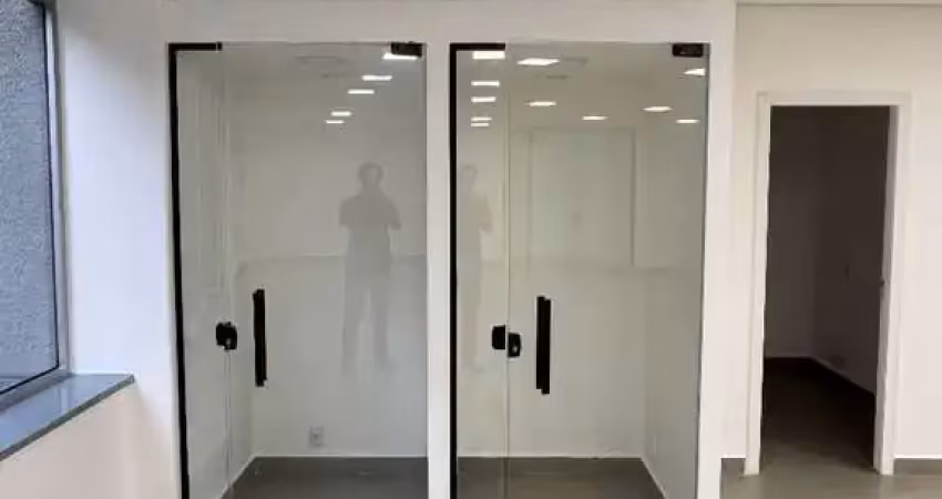 Sala comercial recem reformada, otima iluminacao, ar condicionado, copa, pronta para entrar. predio seguro com portaria 24h, manobrista
