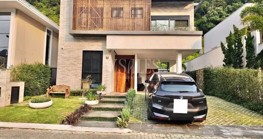 Viva o máximo conforto: residência de alto padrão com banheira, closet, piscina  e acabamento premium