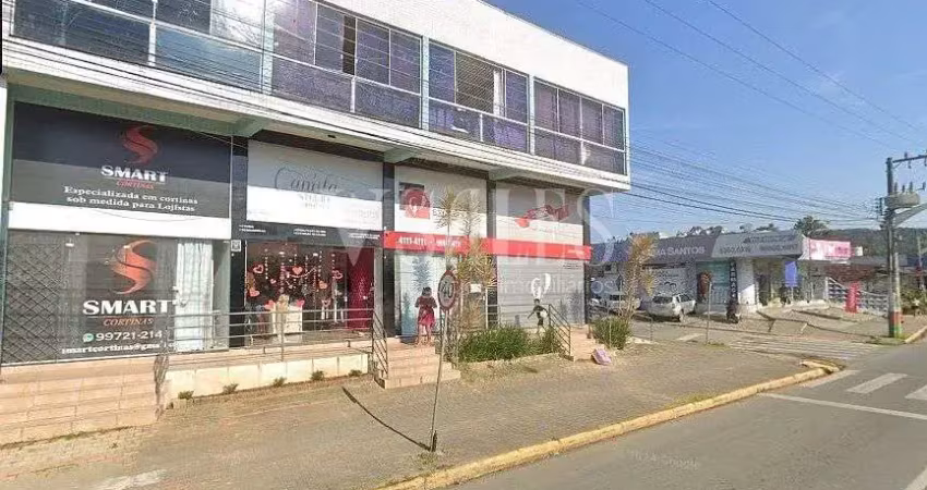 Espaço versátil com mezanino e acesso facilitado à avenida principal