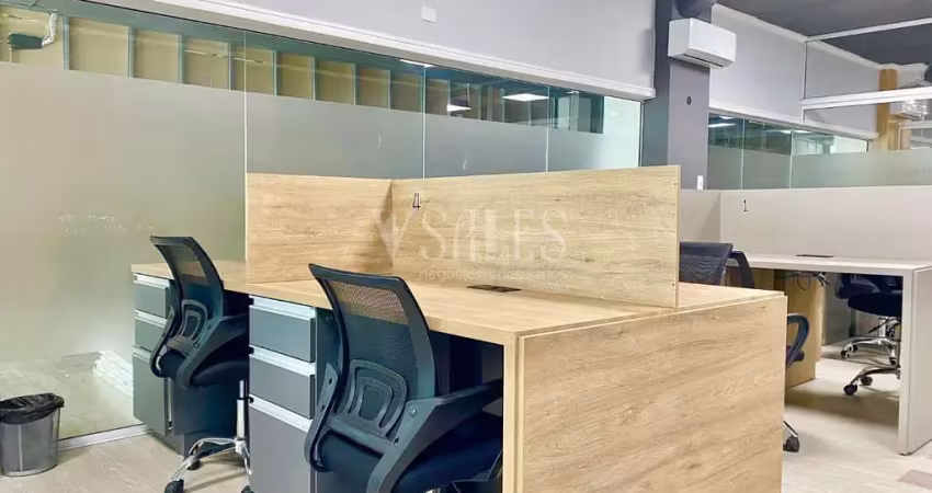Espaço corporativo com 16 estações e sala de reunião com vista para a brava!